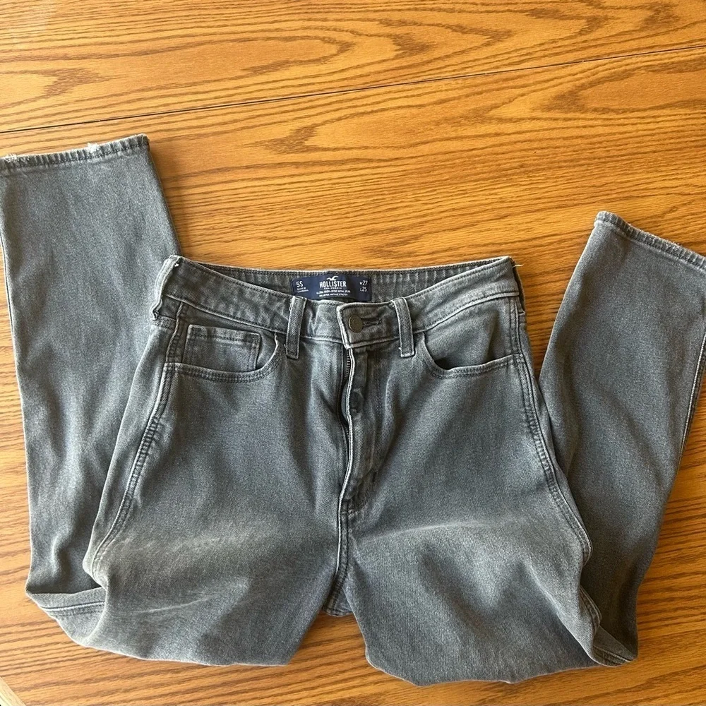 Hollister women’s ultra high-rise Mom Jean Gray Ripped Jeans size 27